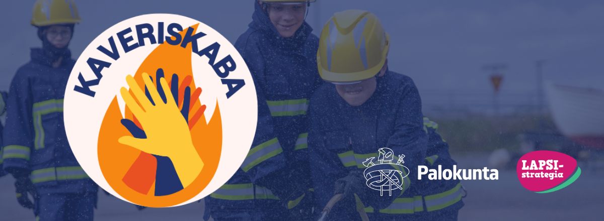 Kaveriskaban logo, taustalla palokuntanuoria suihkuttamassa vettä. Alareunassa palokuntaan ja lapsistrategia -logot.